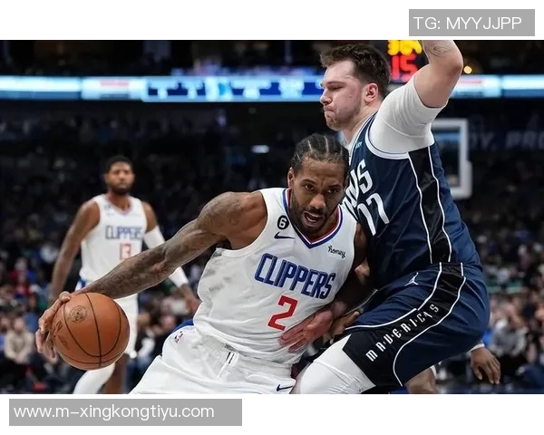 莱昂纳德生涯得分突破15000分快船三节惨遭对手压制落后32分